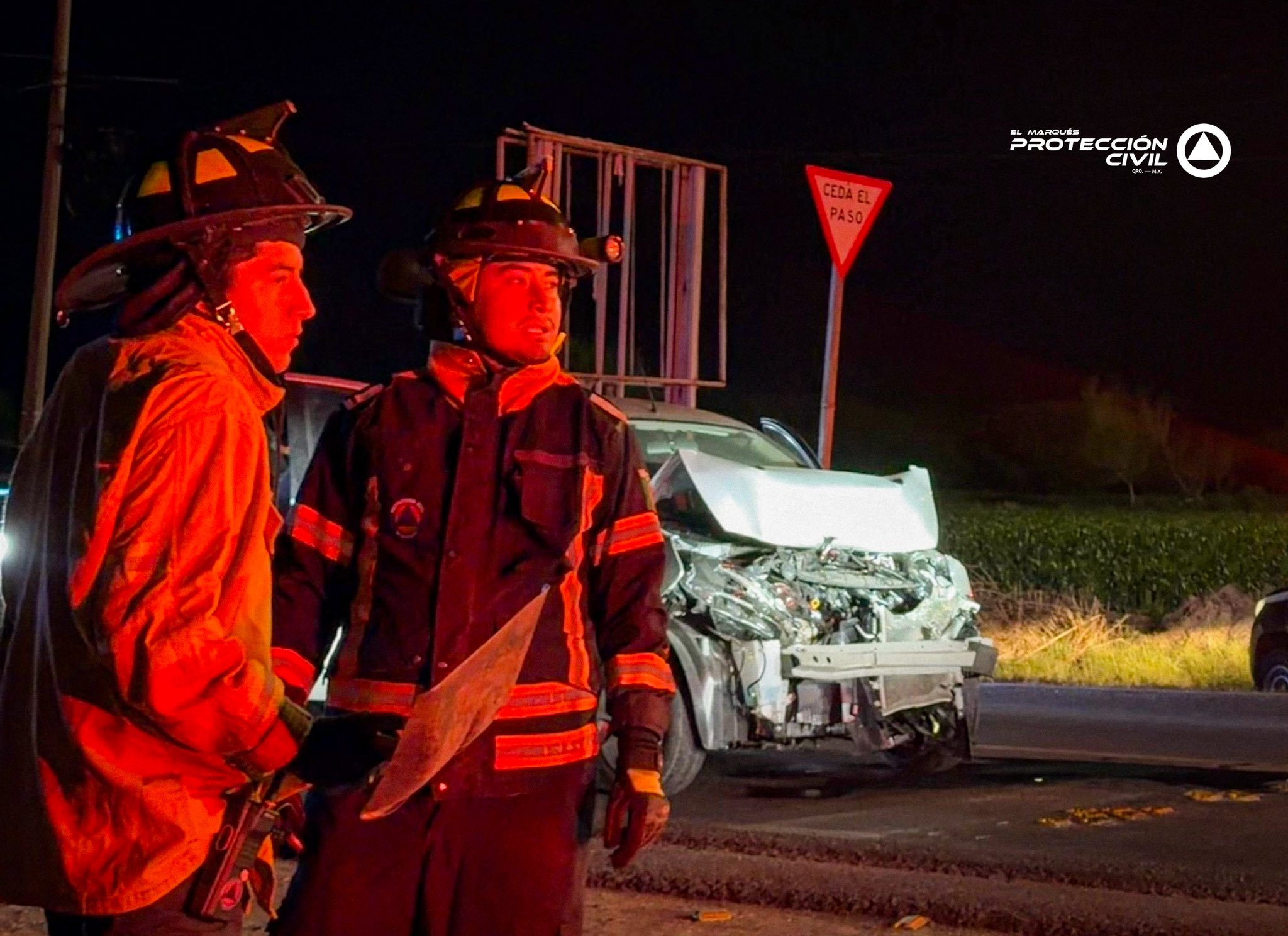 Rescatan a conductor prensado tras choque en El Marqués