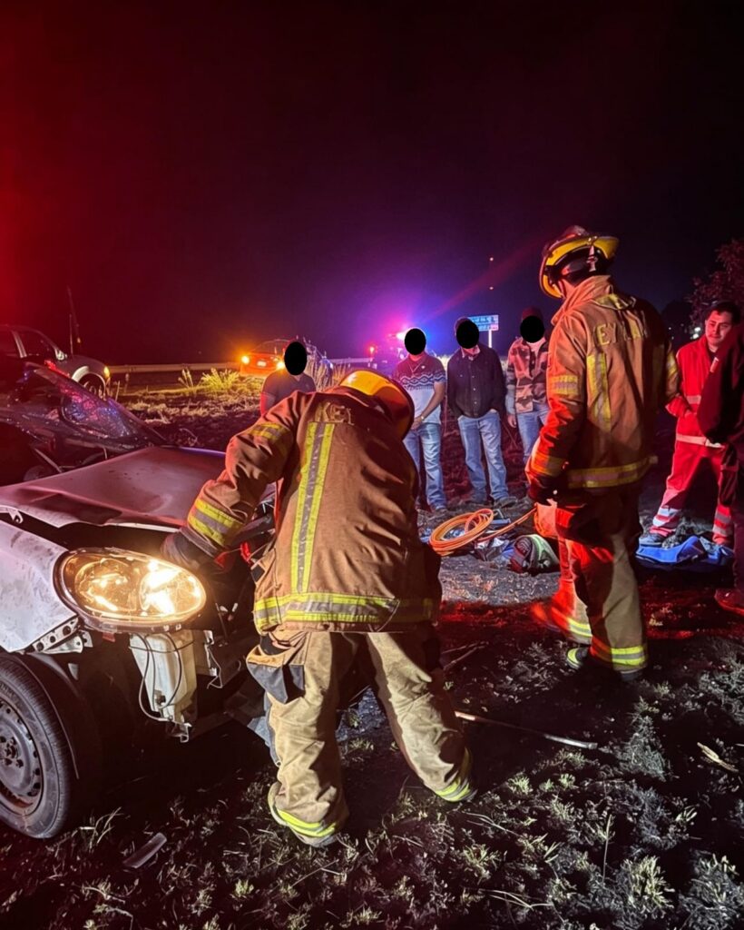 Rescatan a personas atrapadas tras accidentes en Amealco