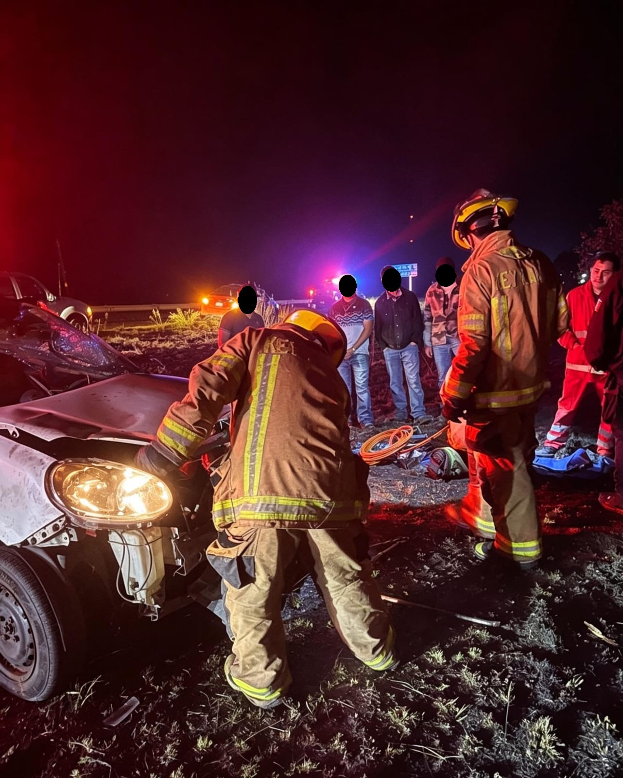 Rescatan a personas atrapadas tras accidentes en Amealco