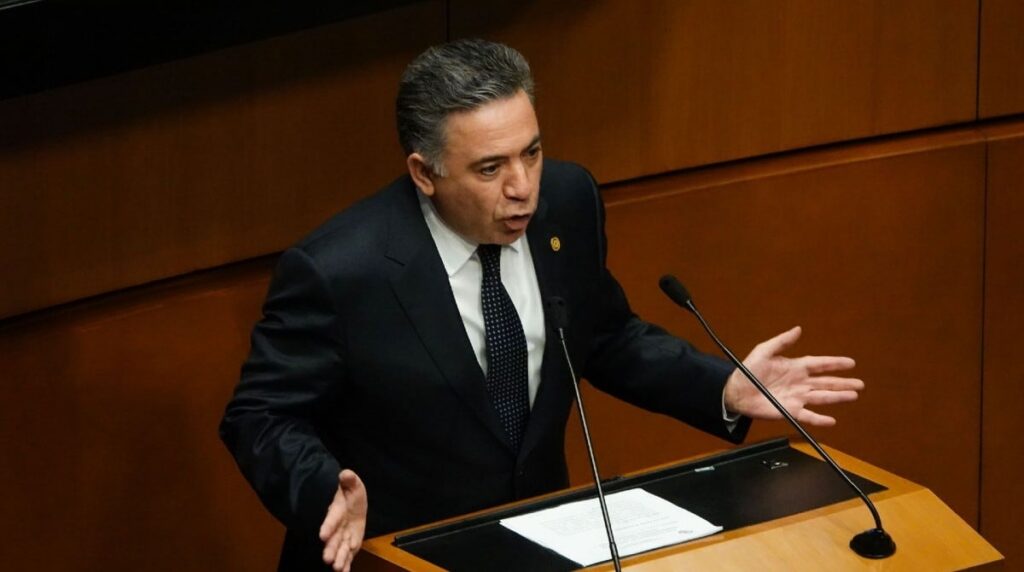 Enrique Inzunza pide licencia al Senado ante acusación
