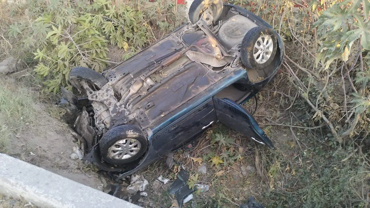 Vuelca auto en la carretera federal 120 de Querétaro