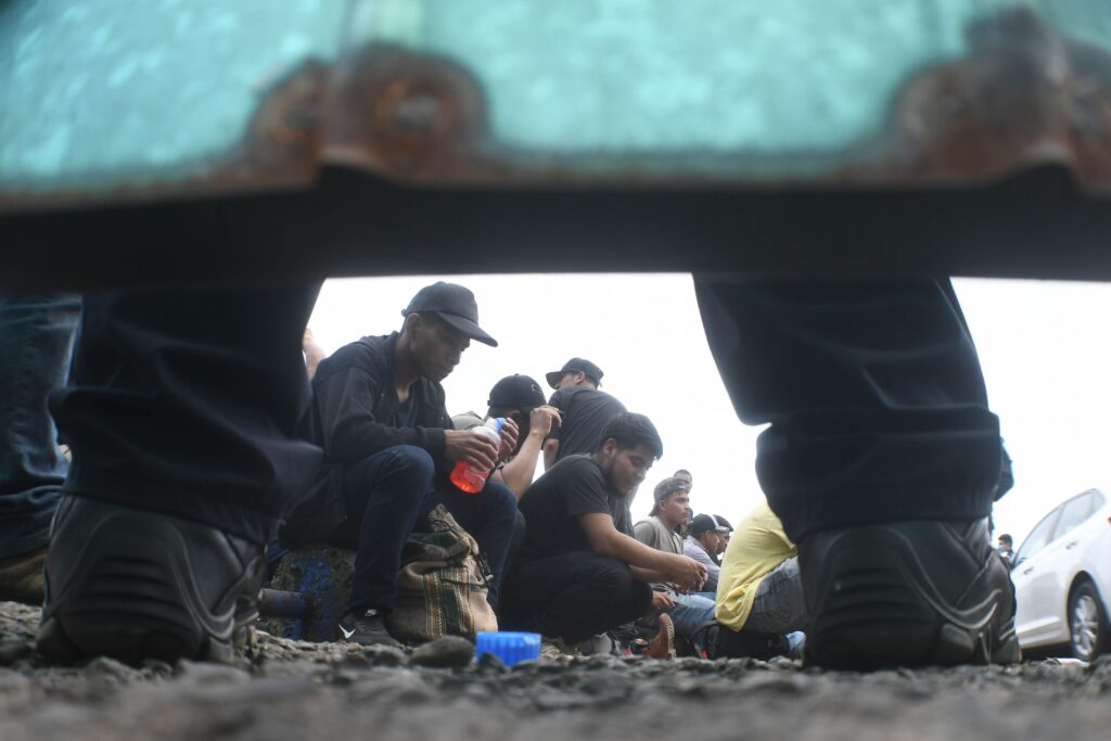 Migrantes deportados a México en riesgo por cárteles: HRW