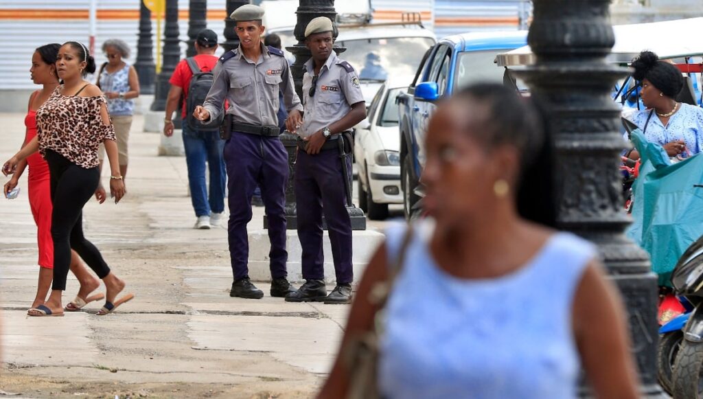 Trump deporta a 4 mil cubanos a México; acusan abandono