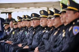 Felifer Macías entrega apoyos de vivienda a policías de la capital