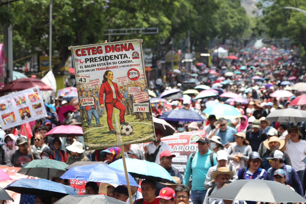 Gobernación llama al diálogo tras choques con la CNTE en el Zócalo