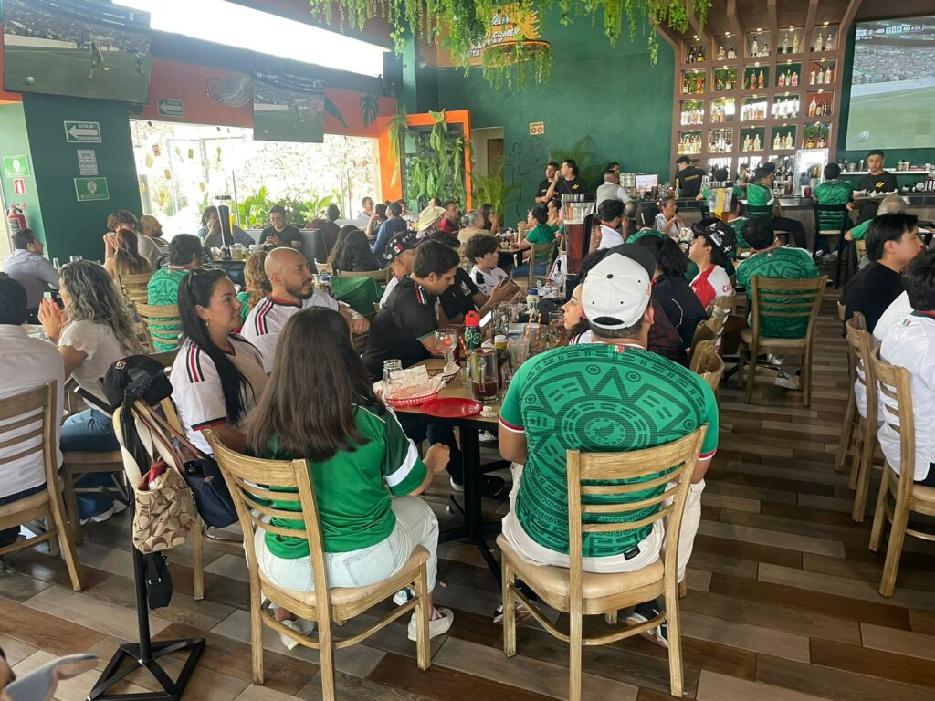 Ambiente mundialista se vivió en San Juan del Río con el debut de México