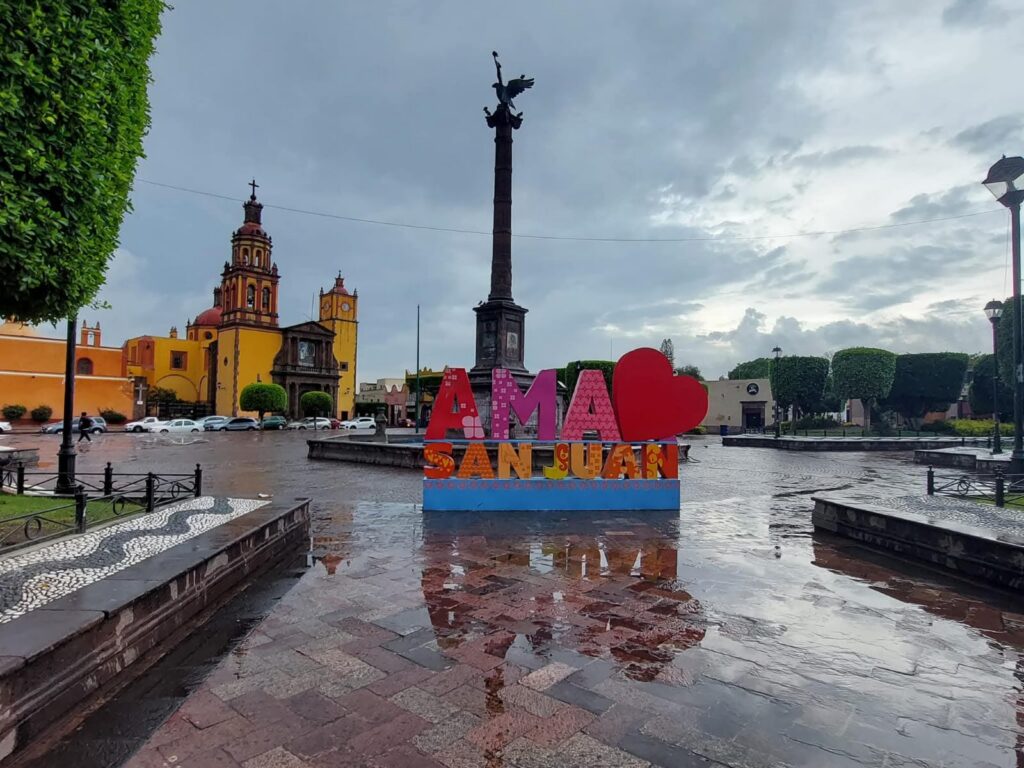Anticipan lluvias constantes y un descenso en las temperaturas para el municipio de San Juan del Río, de acuerdo con el pronóstico emitido por el Servicio Meteorológico Nacional (SMN).
