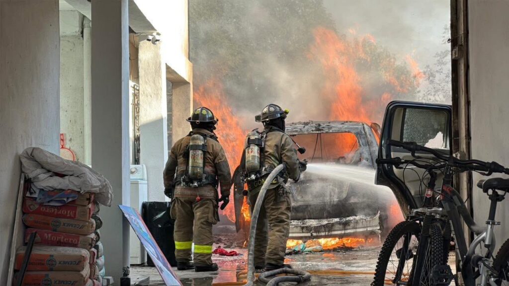 Incendio en San Juan del Río consume dos camionetas
