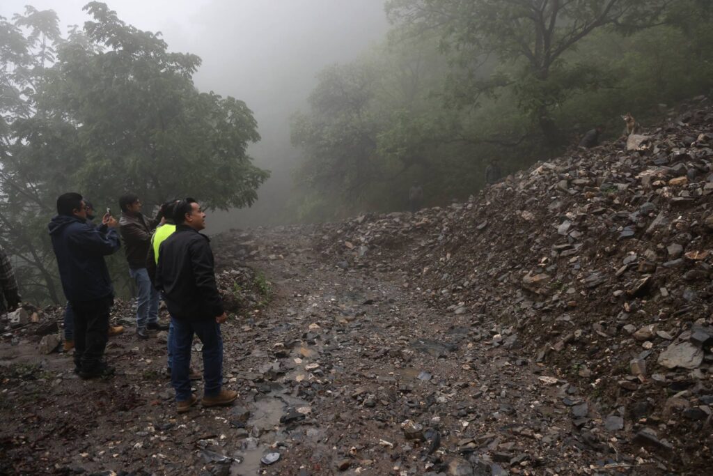 Gobierno de Querétaro atiende deslave en Pinal de Amoles