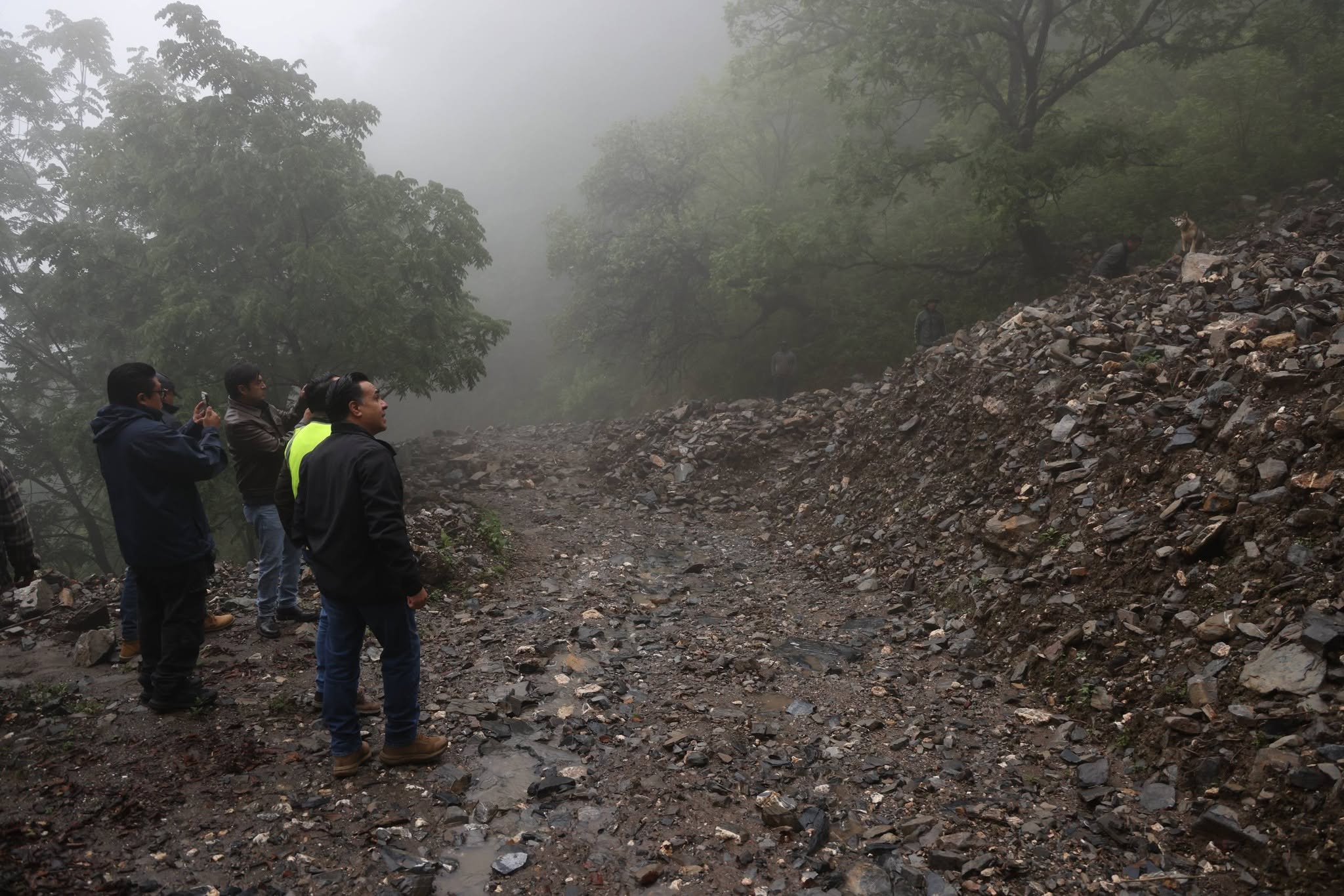 Gobierno de Querétaro atiende deslave en Pinal de Amoles