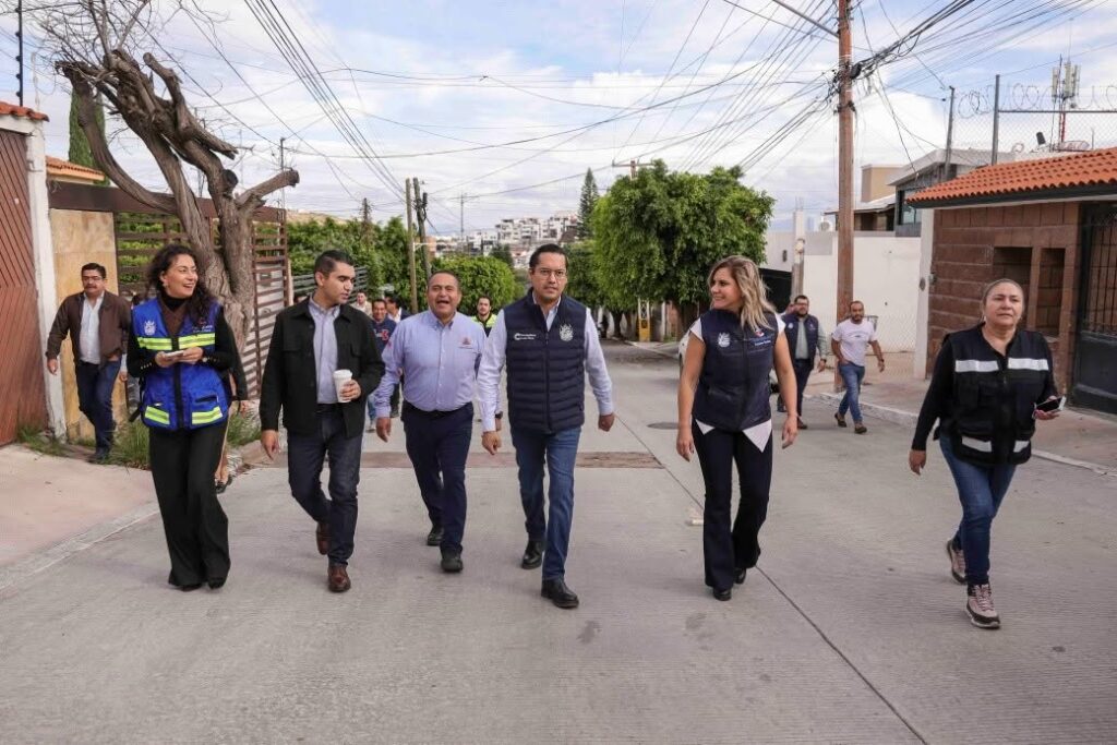 Chepe Guerrero supervisa reparación de socavones en Tejeda