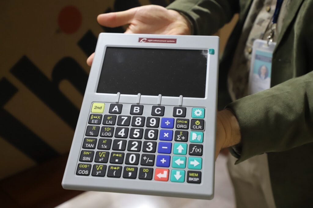 Fortalece UAQ equipamiento para estudiantes con discapacidad