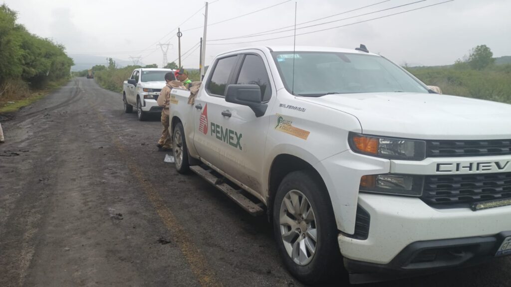Fuerte fuga de una toma clandestina se registró en Pedro Escobedo.