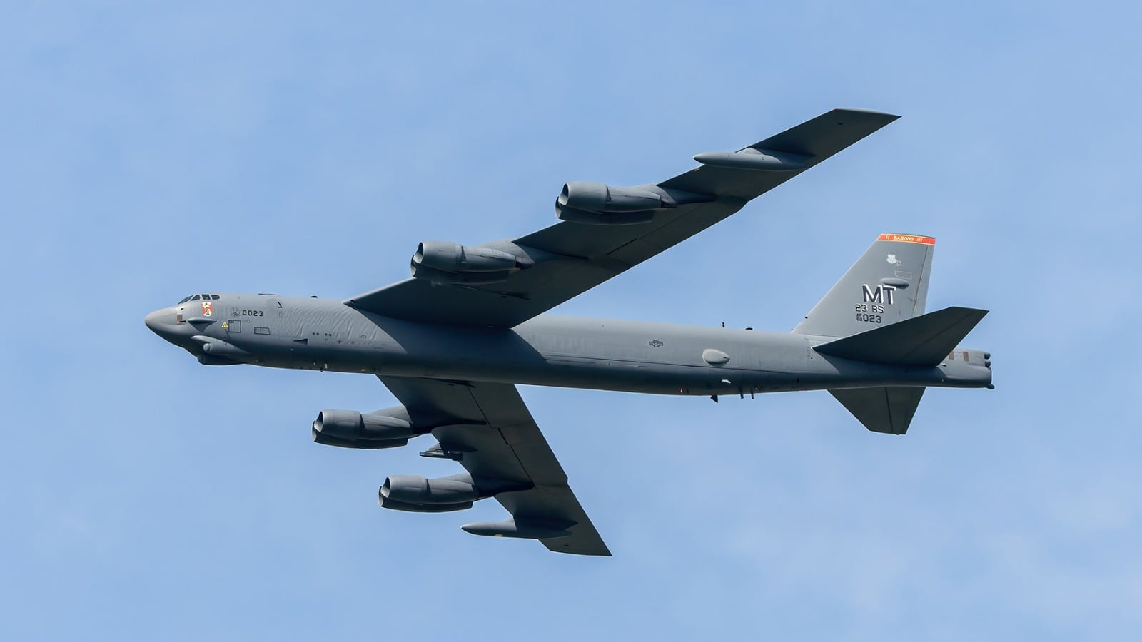 Bombardero B-52 de EE. UU. se estrella en California