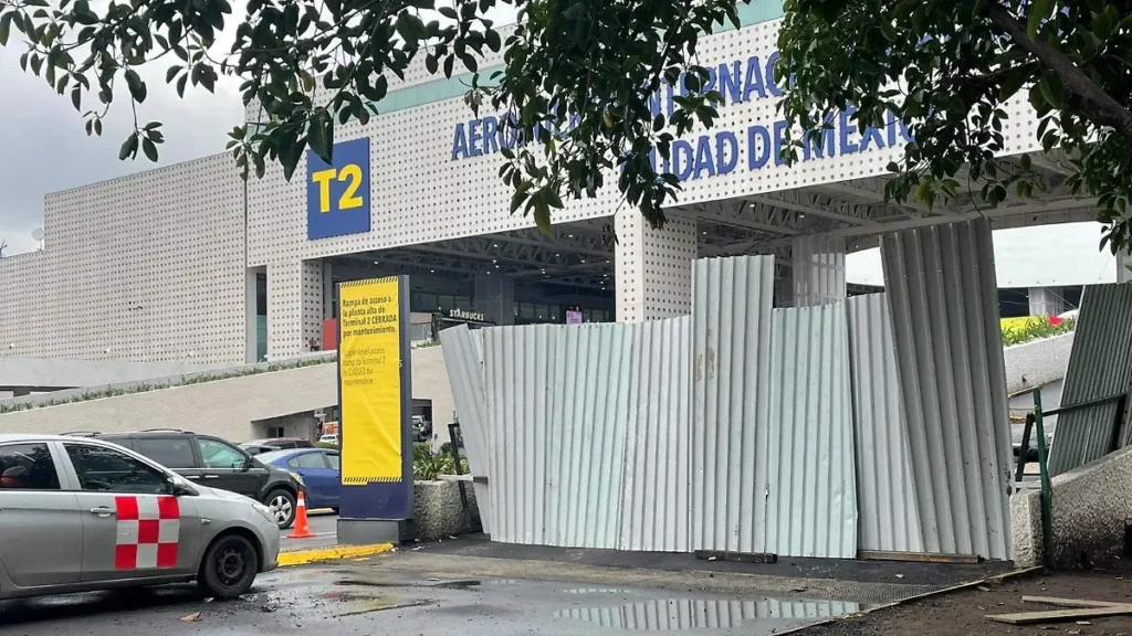 Cierran rampa de acceso a Terminal 2 del AICM por socavón